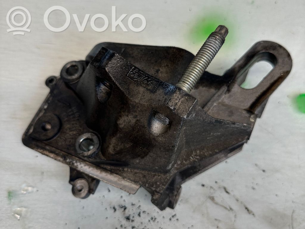 Ford Focus Engine mounting bracket 
