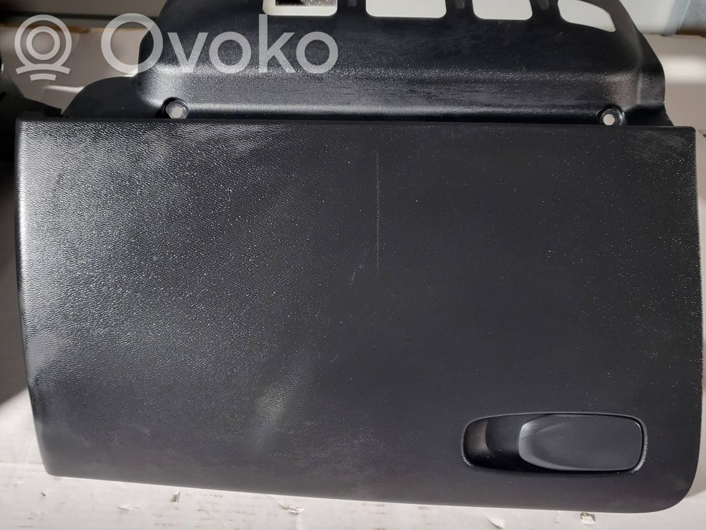 Volvo XC40 Glove box 