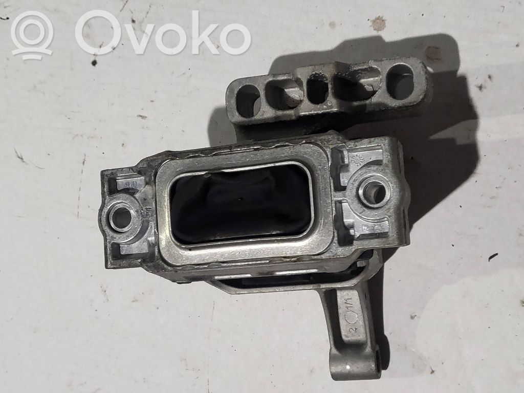 Volkswagen Tiguan Engine mount bracket 