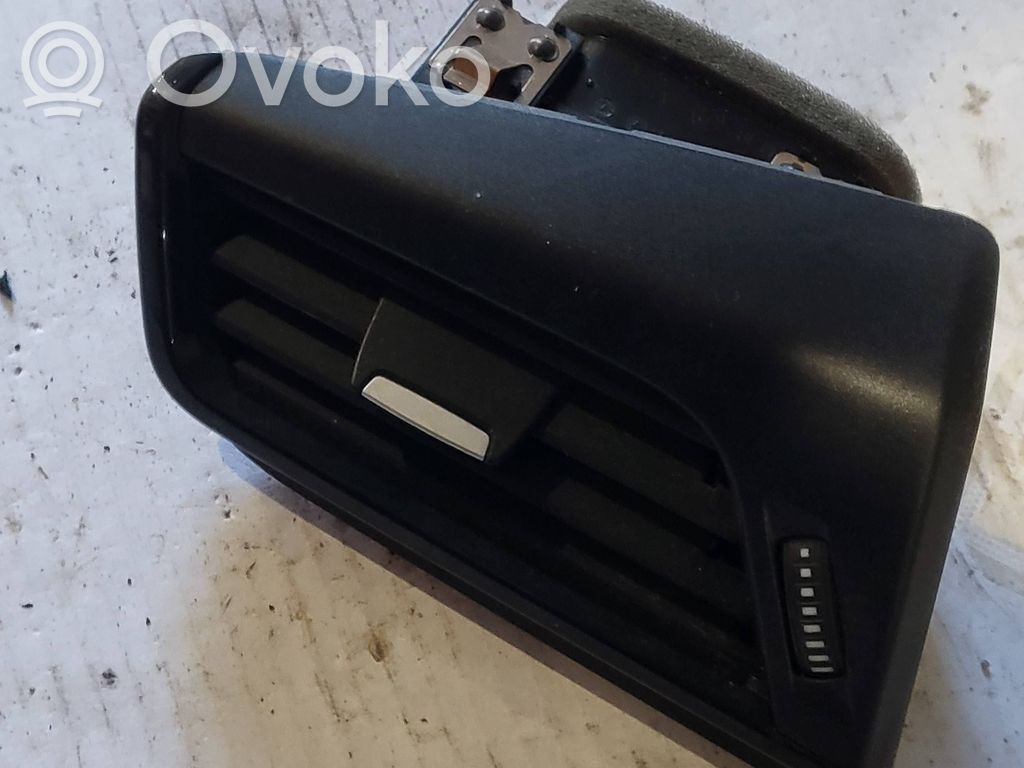 BMW 2 F46 Boczna kratka nawiewu deski rozdzielczej 