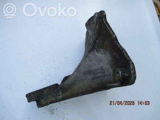 Volkswagen Golf III Engine mounting bracket 