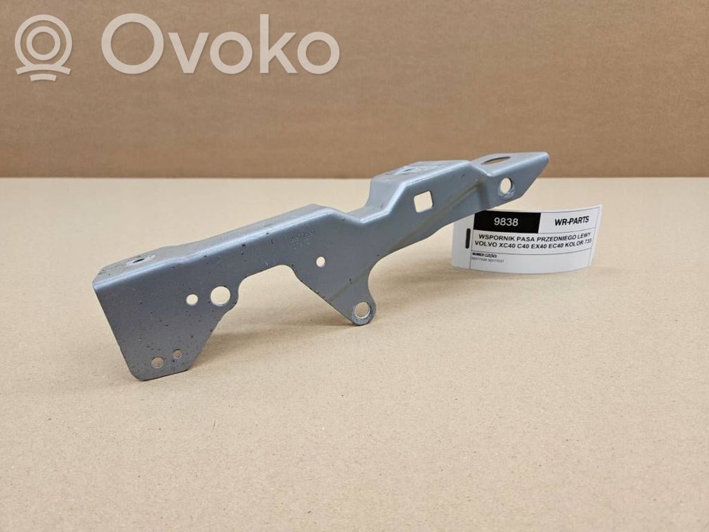 Volvo C40 Uchwyt / Mocowanie błotnika przedniego 