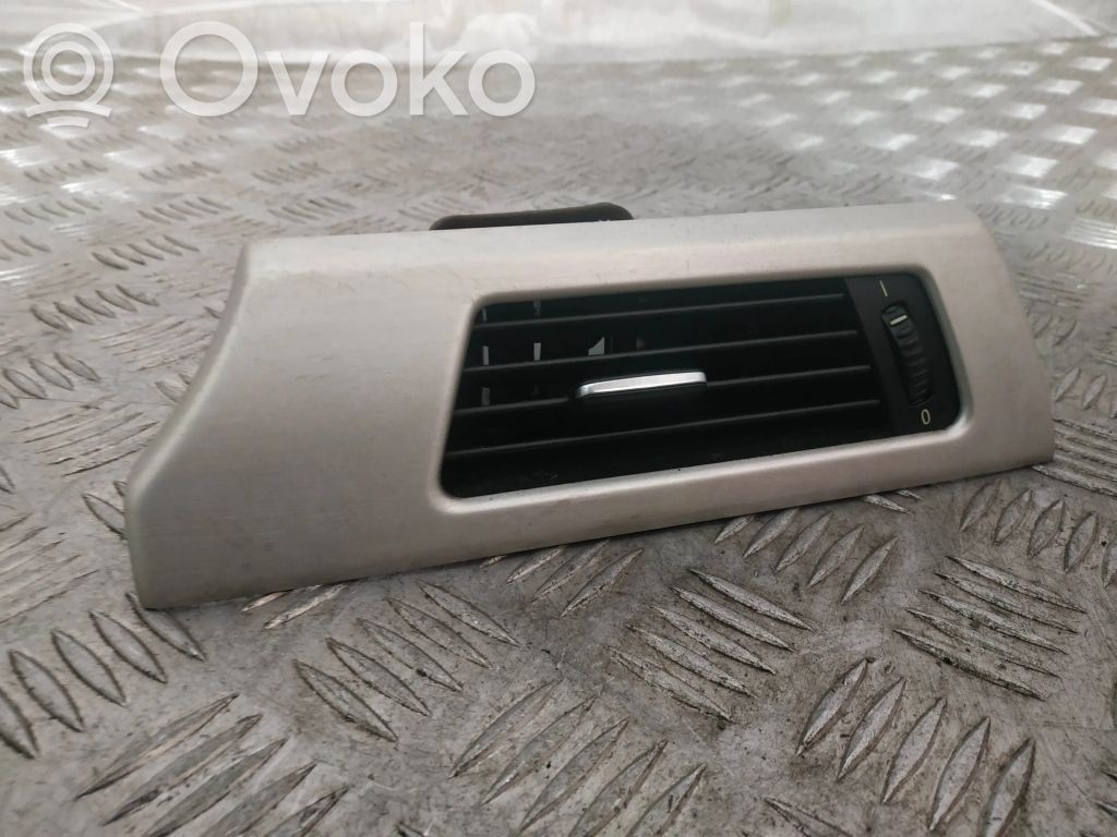 BMW 3 E90 E91 Lango oro grotelės 