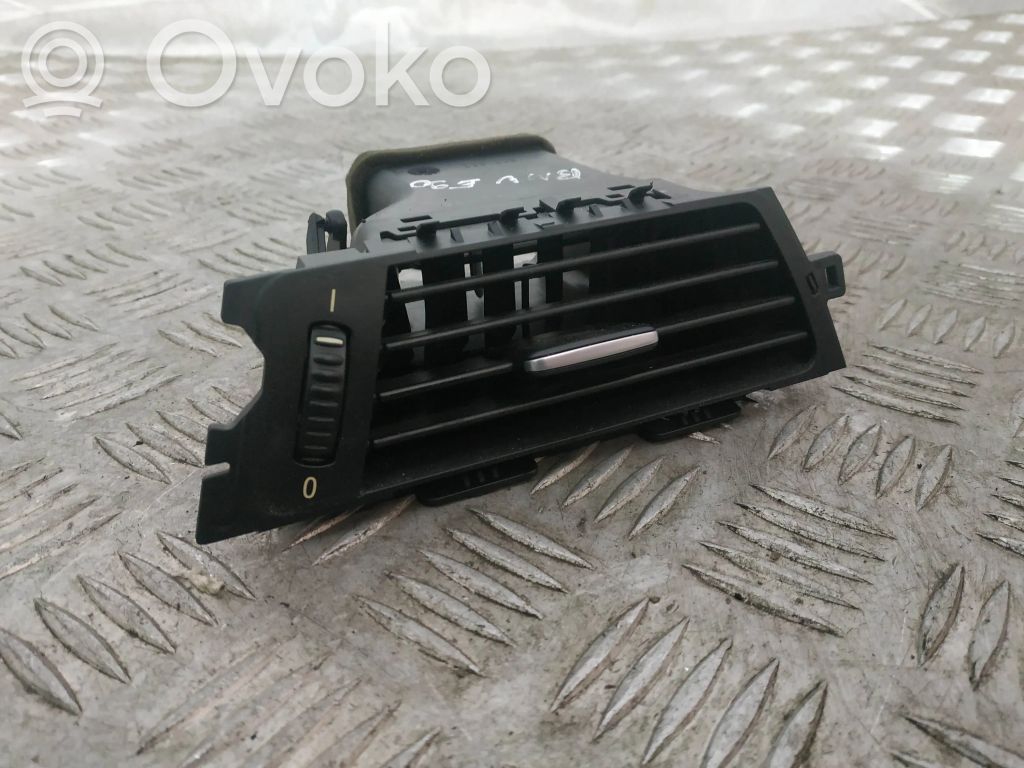 BMW 3 E90 E91 Lango oro grotelės 
