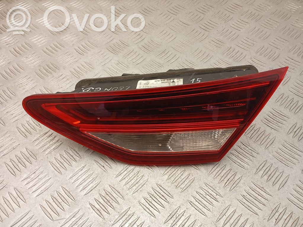 Seat Leon (5F) Galinis žibintas dangtyje 