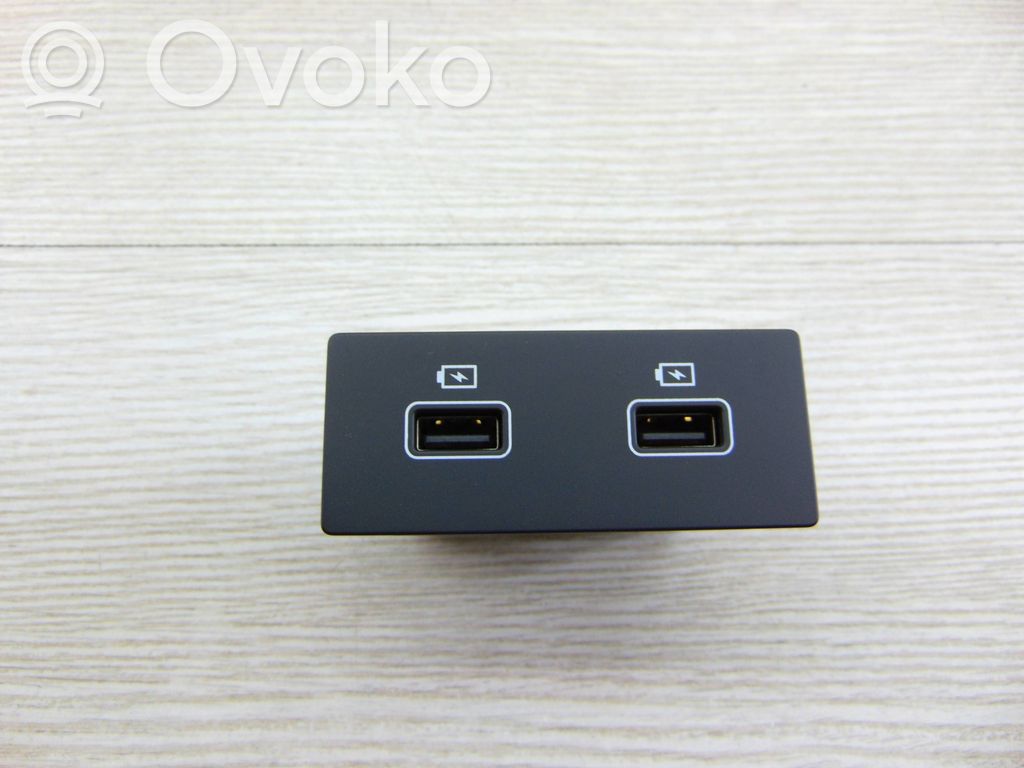 Renault Megane IV USB socket connector 