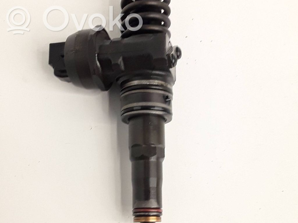 Volkswagen Golf V Fuel injector 