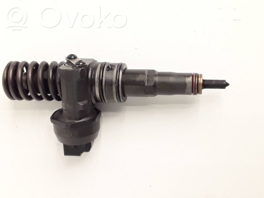Volkswagen Golf V Fuel injector 
