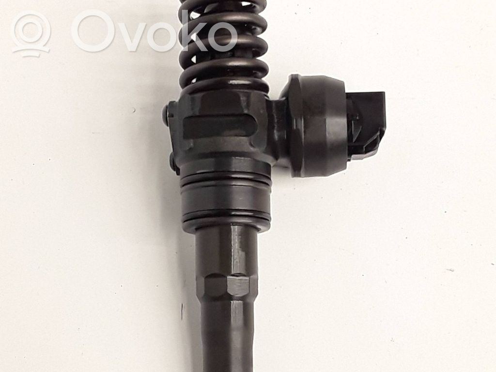 Volkswagen Golf V Fuel injector 