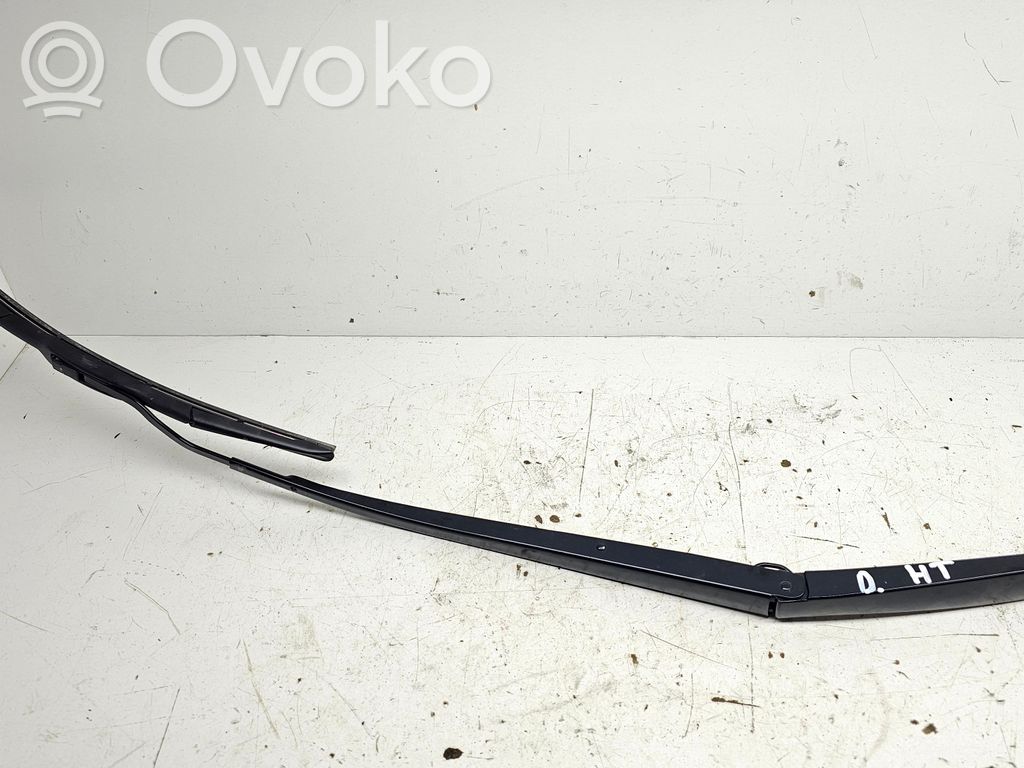 Hyundai Tucson TL Front wiper blade arm 