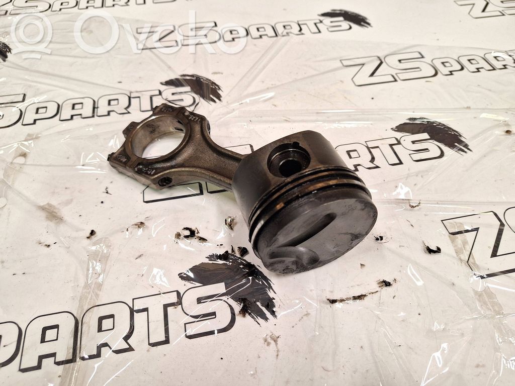 Piston cu bielă