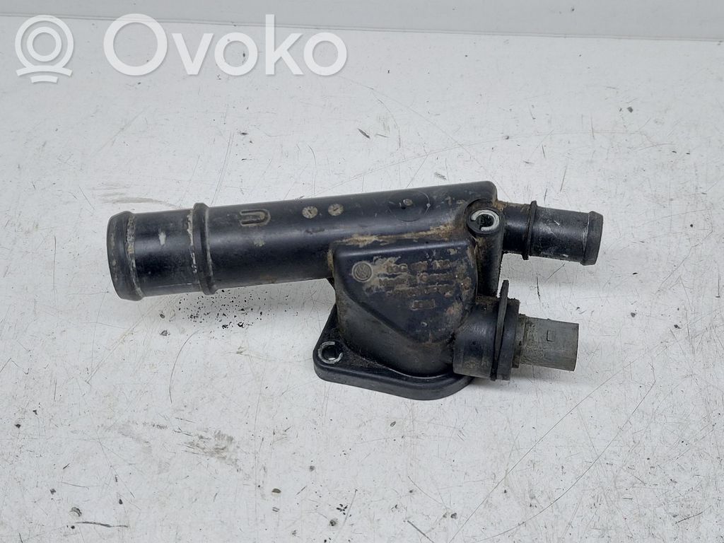 Volkswagen PASSAT B6 Termostaatin kotelo 