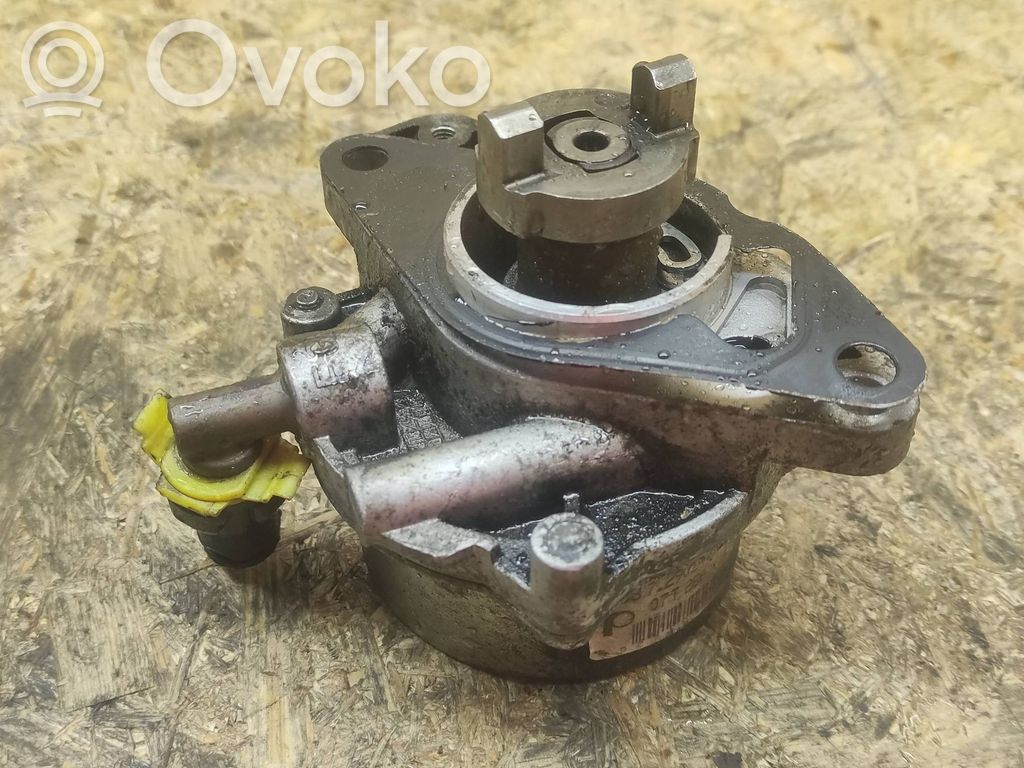 Opel Combo C Vacuum pump 
