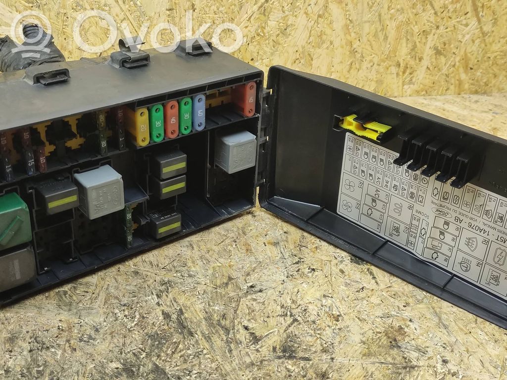 Fuse box set   98AG14A142AD,2M5T14A067BB,518276100
