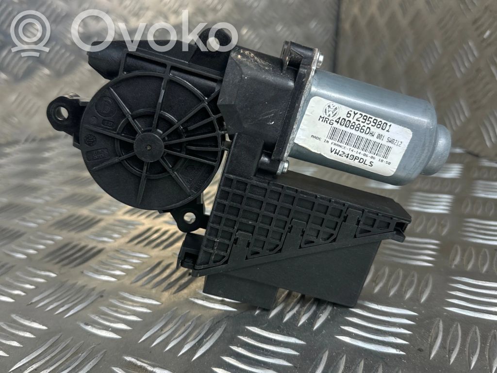 Volkswagen Polo IV 9N3 Silnik regulatora szyby drzwi przednich 