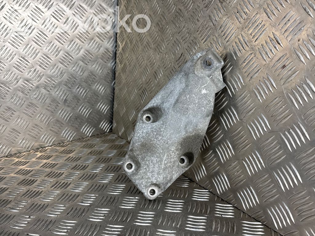 Engine mounting bracket   6861401,18574710,TSZ522,8574710
