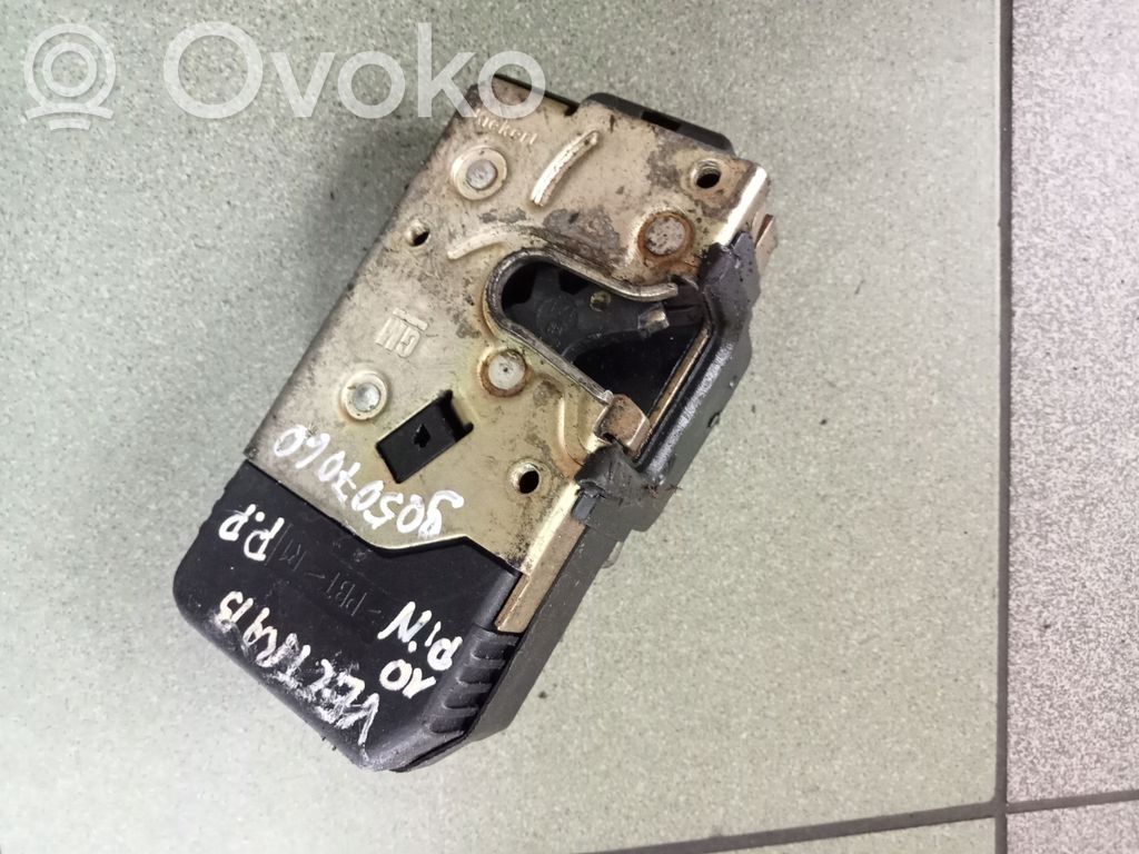 Opel Vectra B Priekšpusē slēdzene 