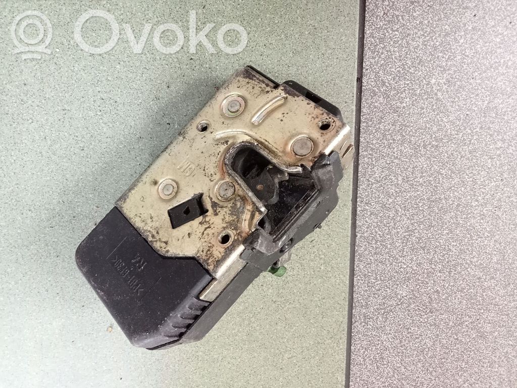 Opel Vectra B Priekšpusē slēdzene 