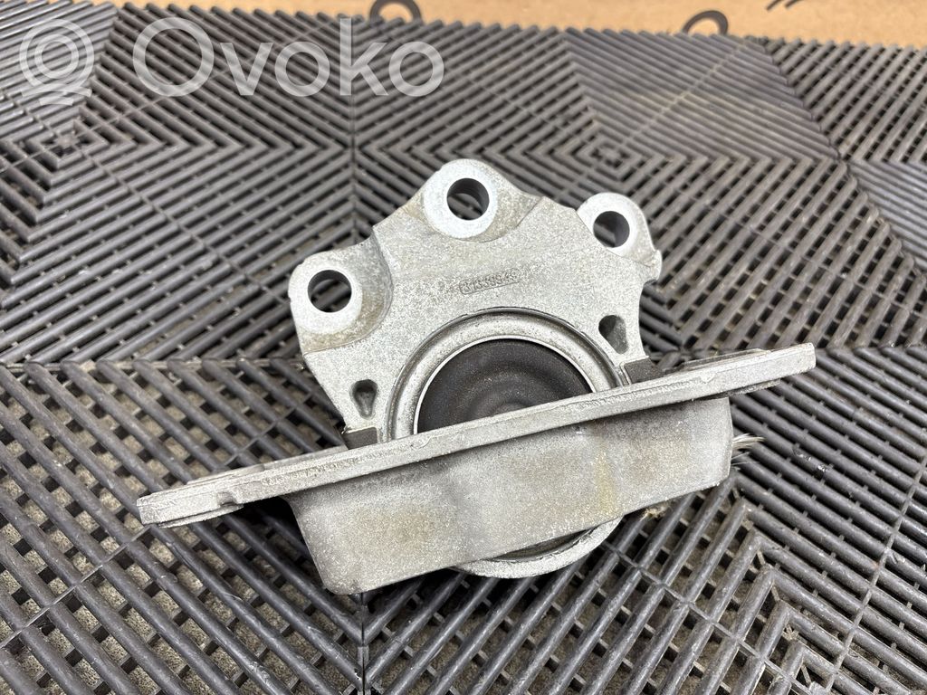 Volvo XC90 Engine mount bracket 