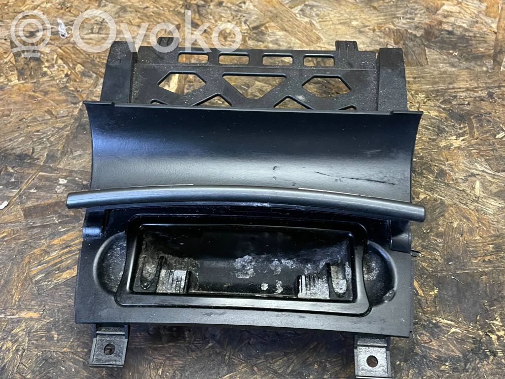 Audi A3 S3 A3 Sportback 8P Auton tuhkakuppi 