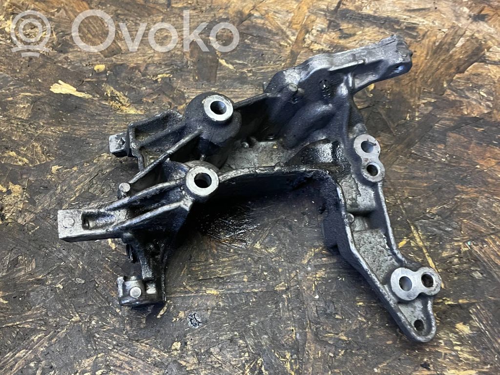 Peugeot 308 Engine mounting bracket 