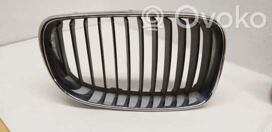 BMW 1 E81 E87 Grotelės viršutinės 
