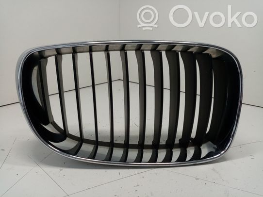 BMW 1 E81 E87 Grotelės viršutinės 
