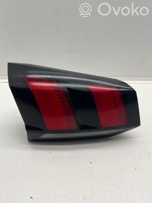 Peugeot 5008 II Galinis žibintas dangtyje 