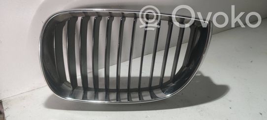 BMW 3 E90 E91 Grotelės viršutinės 