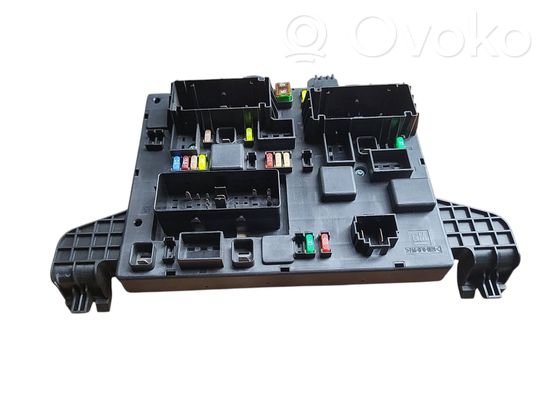 Opel Astra J Drošinātāju bloks 