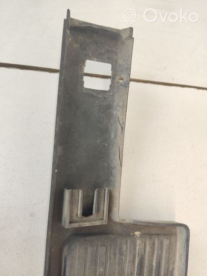 BMW 3 E30 Modanatura separatore del paraurti anteriore 1888266