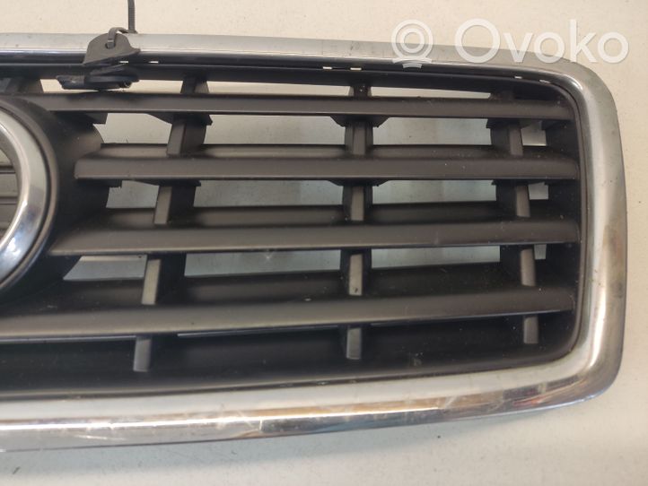 Audi A4 S4 B6 8E 8H Grille calandre supérieure de pare-chocs avant 8H0853653