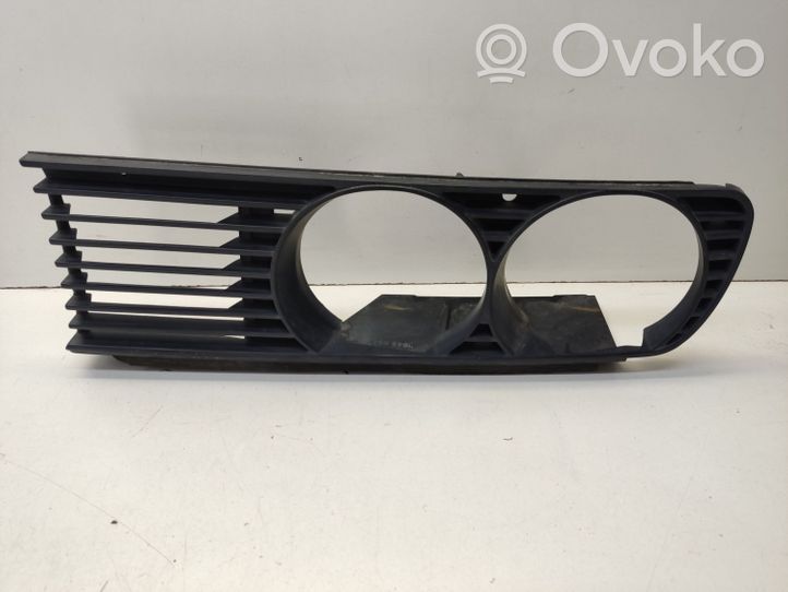 BMW 3 E30 Listwa pod lampę przednią 18760920