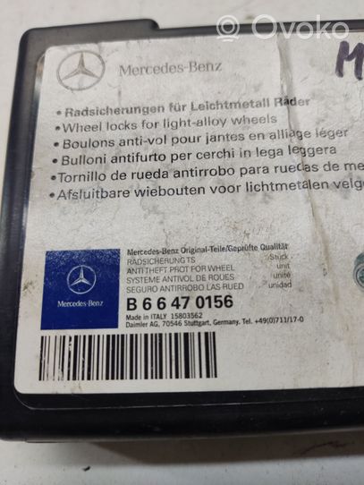 Mercedes-Benz R W251 Vanteiden varkaudenestomutterit ja avainhylsy B66470156