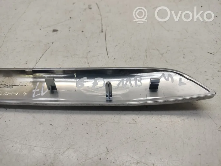 Mercedes-Benz ML W164 Baguette moulure de porte arrière A1647300822