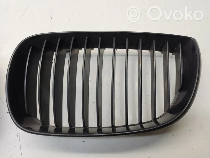 BMW 1 E81 E87 Maskownica / Grill / Atrapa górna chłodnicy 7077130