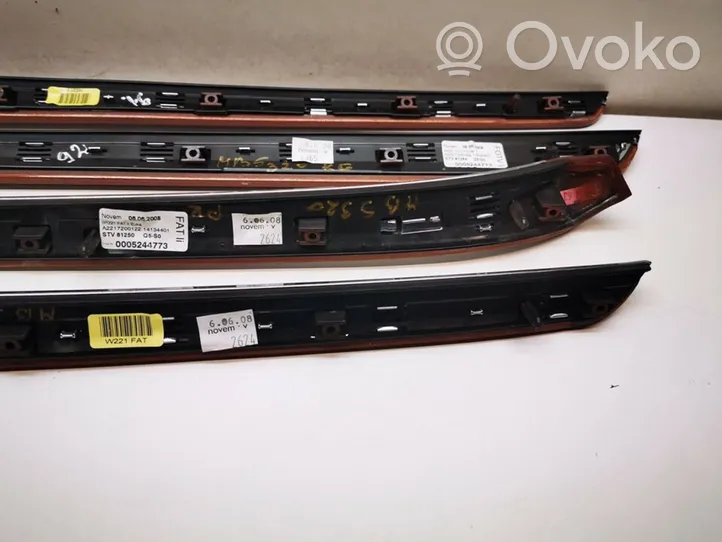 Mercedes-Benz S W221 Set di rivestimento del pannello della portiera A2217200122