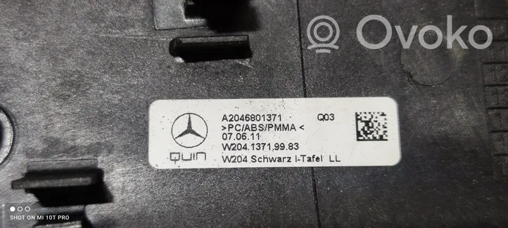 Mercedes-Benz C W204 Dysze / Kratki środkowego nawiewu deski rozdzielczej A2046801371
