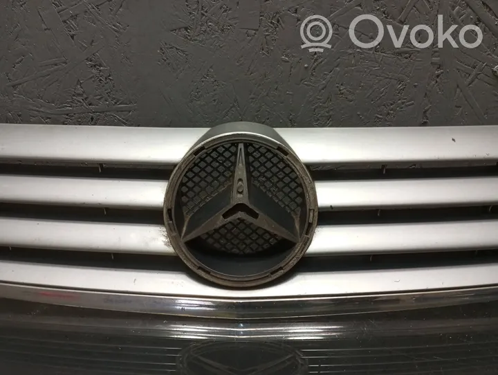 Mercedes-Benz C W203 Grille de calandre avant A2038800383