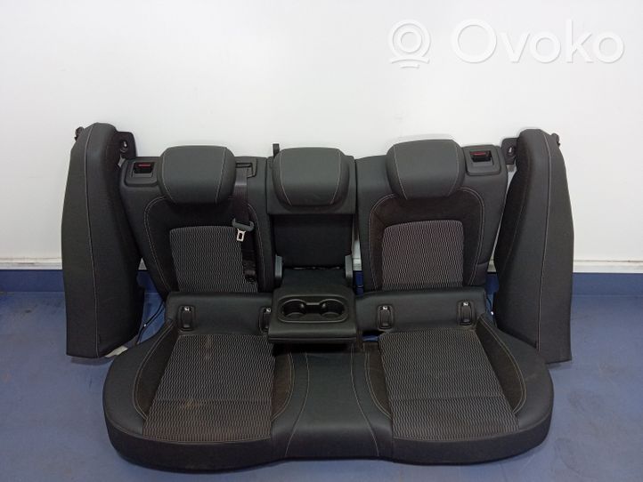 Opel Insignia B Toisen istuinrivin istuimet 01