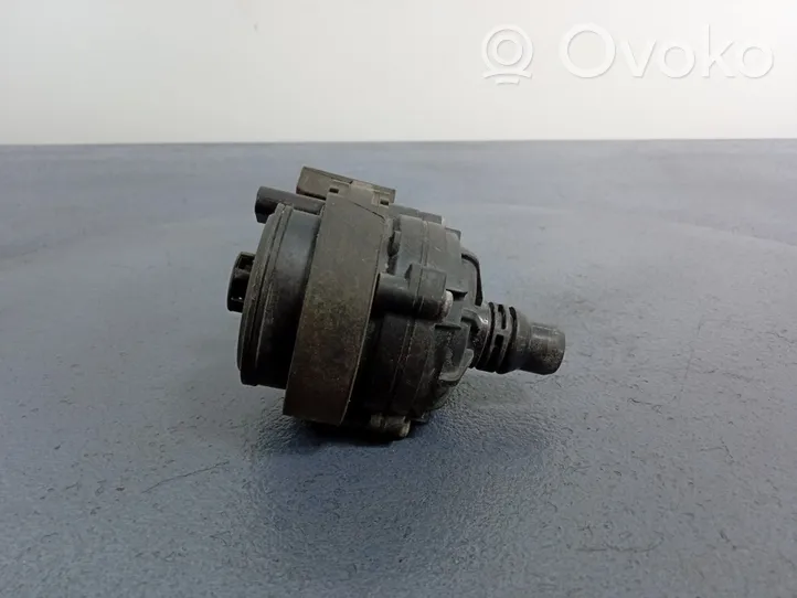 BMW 7 G11 G12 Pompe de circulation d'eau 8840613