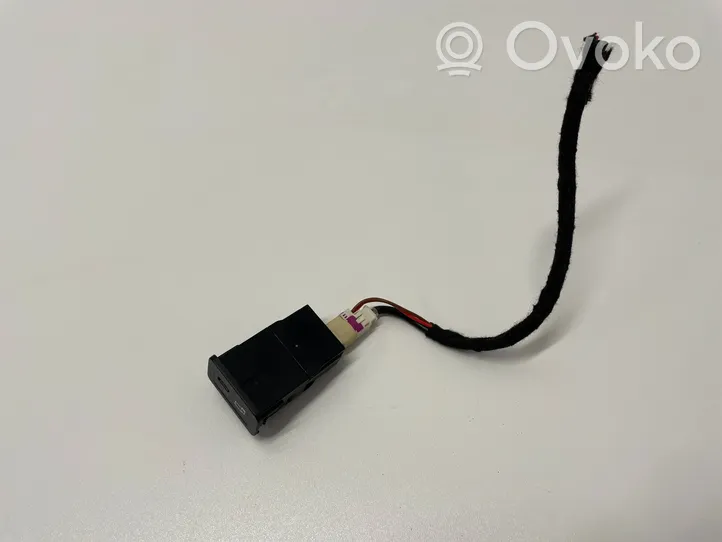 Mercedes-Benz GLA H247 USB-pistokeliitin A2478203802