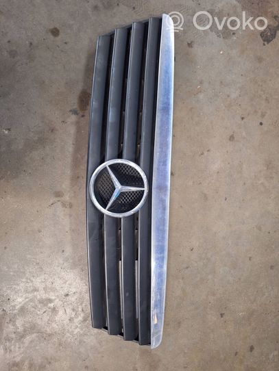 Mercedes-Benz A W168 Rejilla superior del radiador del parachoques delantero 
