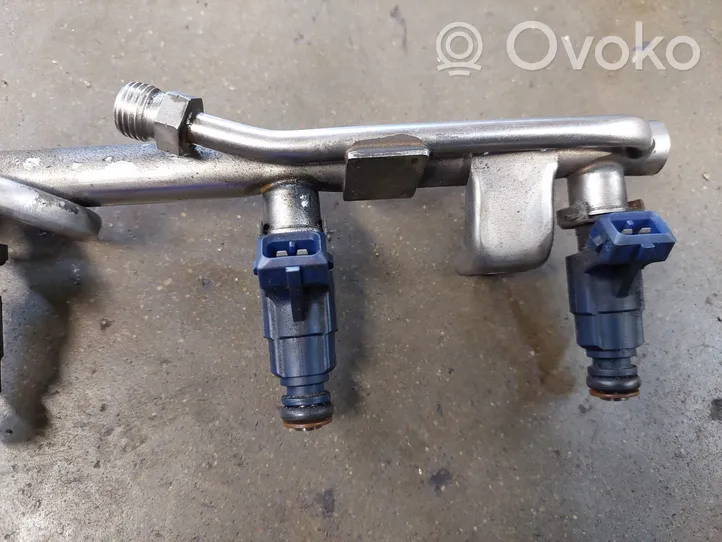 Volkswagen PASSAT B5.5 Injecteur de carburant 06B133551M