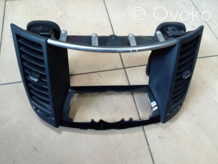 Infiniti G37 Griglia di ventilazione centrale cruscotto P10426B11000