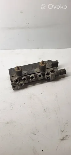 Mercedes-Benz S W220 Air suspension valve block A2203200258