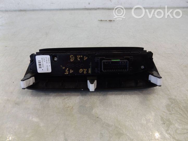 Hyundai i20 (GB IB) Interruptor de calefacción del asiento 93700-C8000