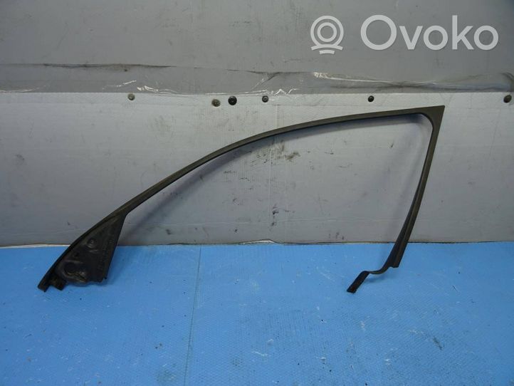 BMW 1 E81 E87 Moulure de vitre de la porte avant 7121145