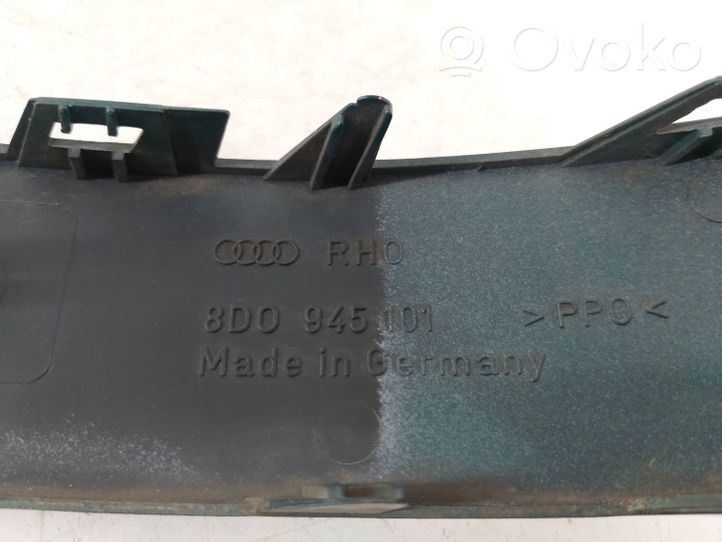 Audi A4 S4 B5 8D Moulure de garniture de feu arrière / postérieur 8D0945101