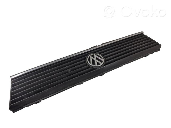 Volkswagen PASSAT B2 Front bumper upper radiator grill 321853653K